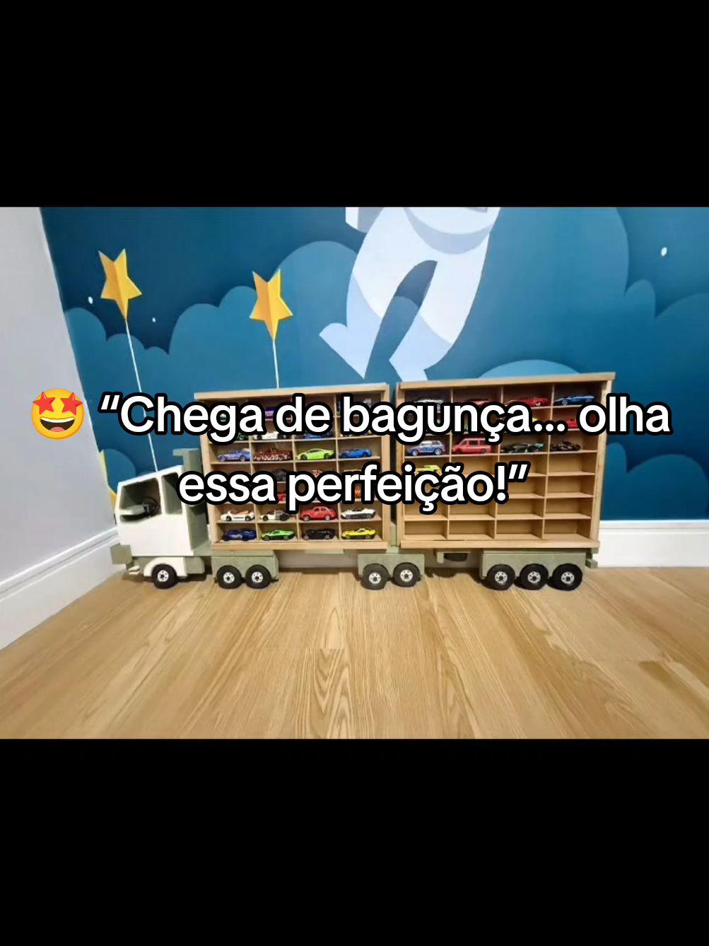 Transforme sua paixão por mini carrinhos em uma decoração incrível com nosso kit expositor em formato de bi trem 😍 Com 56 nichos espaçosos, ele acomoda sua coleção de forma organizada, charmosa e super criativa! link na bio 😉🤌🏻  #expositordecarrinhos #exporsitores #colecionador #carrinhocolecionador #mamaevaicomprar 
