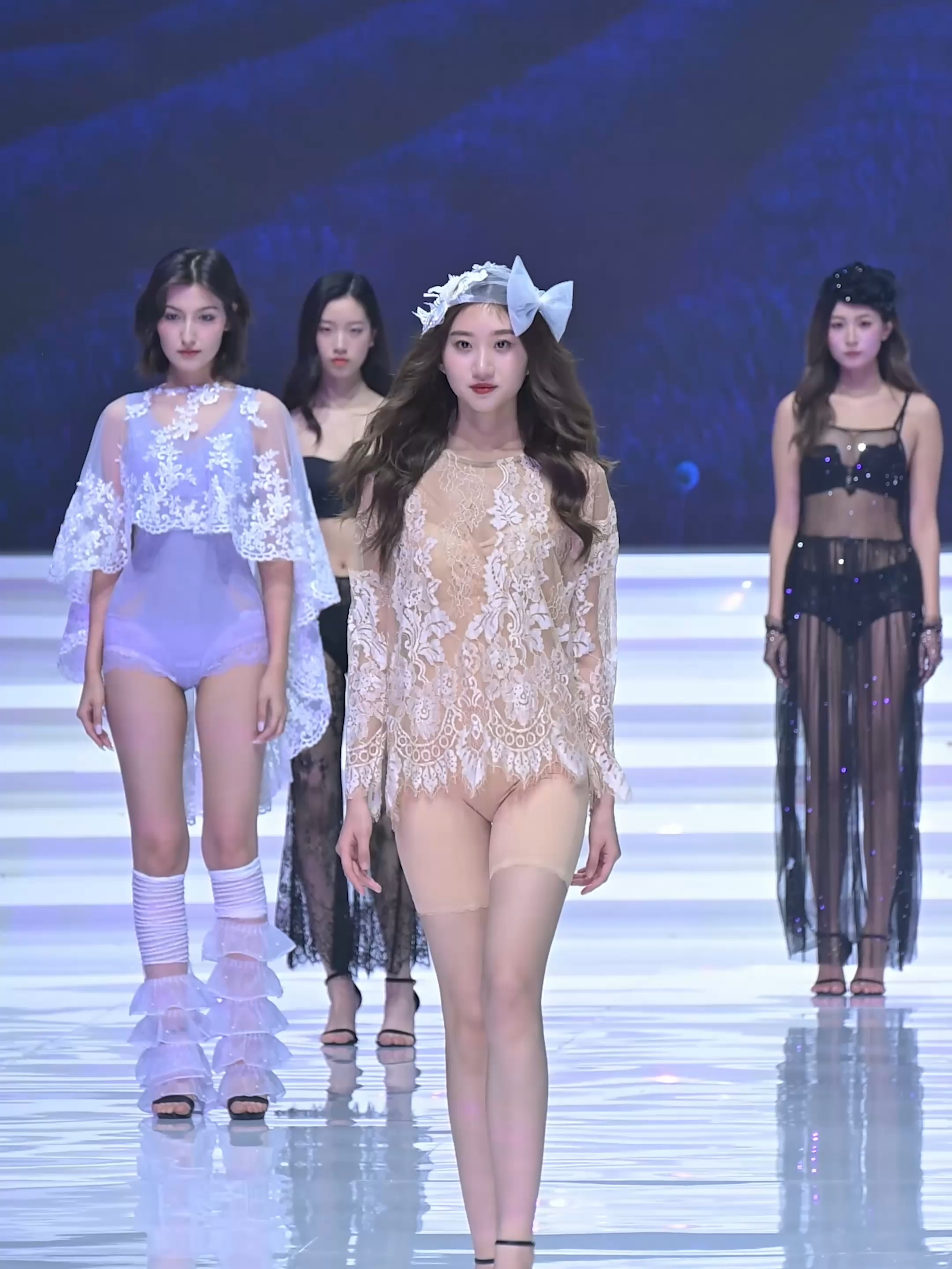 391#4K #catwalkmodel #fashion #beautifulgirl #models #Runway #modelswalk #underwear #内衣 #走秀 #runwaymodels