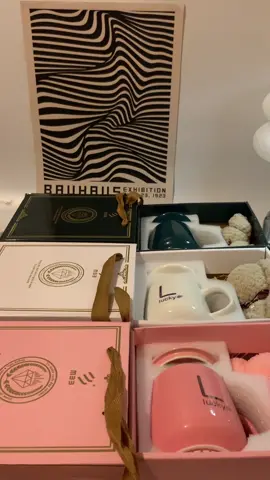 Ang daming nag-checkout nito 😍 Bear + Mug Gift Box Set — ₱179 lang ngayon with FREE shipping! 🎁 May bear + mug + elegant box na, pangregalo na agad 💖 Habol bago maubos! ⚡ #giftideas #affordablegifts #tiktokfinds #christmasgift 