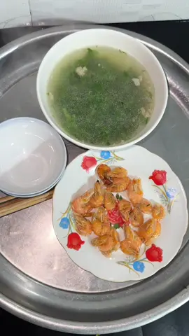 Thời buổi khó khăn nên đồ ăn còn thừa để lại sau ăn tiếp mn nhỉ , cũng đỡ bữa đỡ tốn thêm tiền #Vlog #buacomgiadinh #huuluc012 