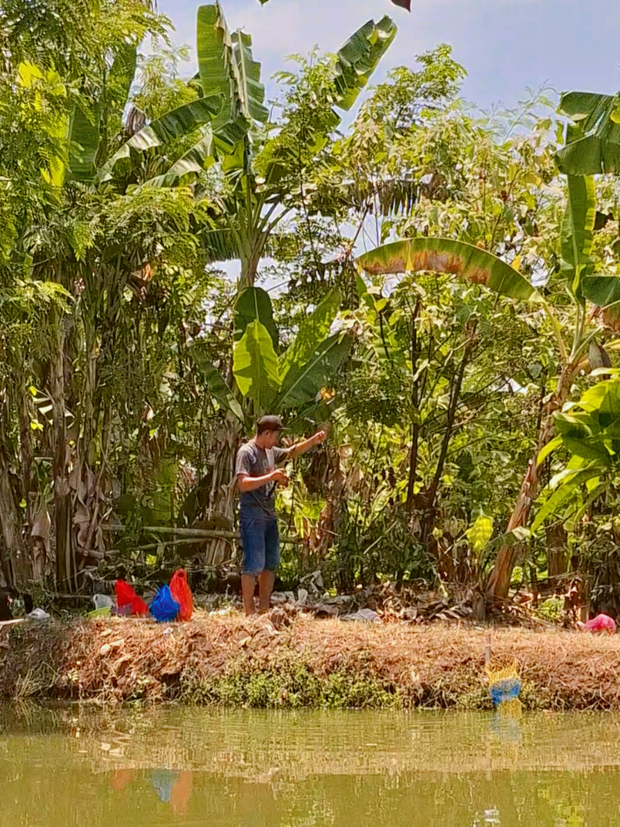 waktu belum pnya anak dy sring ngajak ny ke tmpat futsal kalo gk ketempat bilyard , sekarang mah hobby ny udah mancing 😁 #mancing #karawang #karawanghitz #pemancingan 