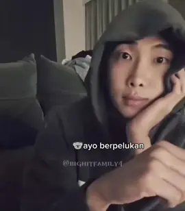 noo Daddy kamu harus menikah dan bahagia 😔 kenapa kamu mikirin hati kita , sesayang itu kamu sama army Daddy 🥹kamu berhak bahagia, kamu bahagia kita juga army bahagia 🫂💜 pilih pasangan yang baik untuk mu yang mengenalmu sebagai Kim namjoon bukan RM BTS 🫂💜 peluk dari jauh untuk mu Daddy 🫂💜@BTS #bts_official_bighit #armybts #rmbts #namjoonbts #bts_official_bighit 