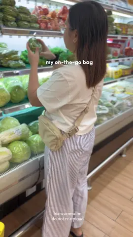 Grocery run pero make it cute 😍🛒💼 Perfect itong on-the-go mini bag—kasya essentials, hindi hassle dalhin! 💕 #beltbag #waistbag #crossbodybag #nylonbag #bagforwomen 