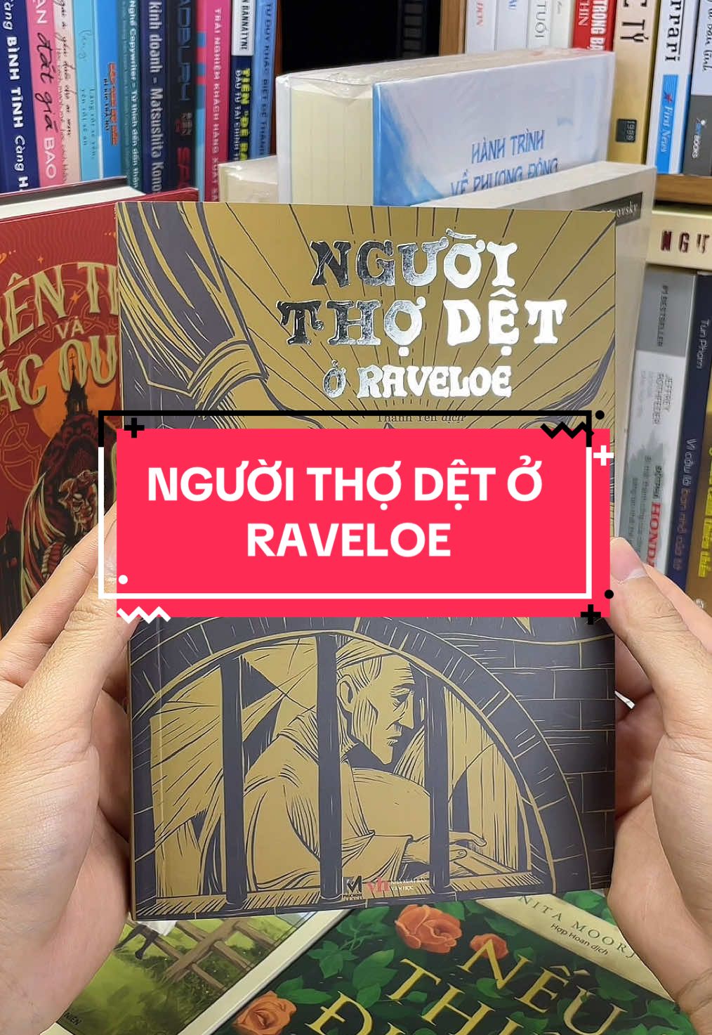 Người Thợ Dệt Ở Raveloe – Khi một trái tim cô độc được dệt lại bằng tình yêu và niềm tin! “Người Thợ Dệt Ở Raveloe” là câu chuyện cảm động về Silas Marner, một người thợ dệt hiền lành nhưng bị phản bội, mất niềm tin vào con người và sống khép kín trong cô độc. Ông chỉ tìm thấy niềm vui trong công việc và số vàng mình tích góp – cho đến khi một đứa trẻ bị bỏ rơi xuất hiện trong đêm tuyết trắng, làm thay đổi toàn bộ cuộc đời ông. Từ một kẻ sống tách biệt với thế giới, Silas dần học lại cách yêu thương, tin tưởng và cảm nhận ánh sáng của lòng nhân hậu. George Eliot đã dệt nên một câu chuyện giản dị mà sâu sắc, về chuộc lỗi, lòng tốt và sức mạnh của tình thương, khiến người đọc rơi nước mắt nhưng cũng thấy ấm lòng. Nếu bạn tin rằng con người luôn có thể đổi thay nhờ yêu thương và nhân ái, thì “Người Thợ Dệt Ở Raveloe” chính là cuốn sách bạn nên đọc ít nhất một lần trong đời!#tiemsachbinhyen #BookTok #sach #sachhay #nguoithodetoraveloe 