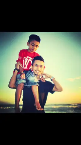 Gue bawa dia waktu dia masih kelas 3 SD, kecil, baru kehilangan mama. pindah ke Jakarta bareng bareng gue , hidup di kos-kosan kecil, ngerasain susah bareng, makan pas-pasan, gue kuliah dia sekolah. Sudah 10 tahun dia di sini nemenin gue . Jadi teman, jadi partner, jadi sahabat. Hari ini gue bisa kasih sedikit hadiah buat dia. Bukan soal motornya, tapi tentang perjalanan panjang kita bareng. Terima kasih udah selalu nemenin gue sampai di titik ini ❤️