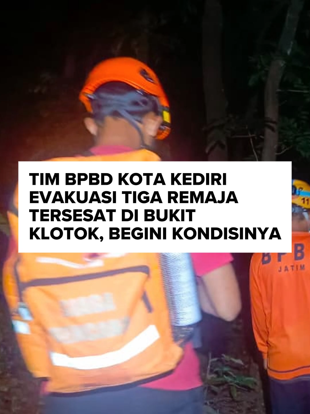 Tiga remaja yang sempat dilaporkan tersesat saat mendaki Bukit Klotok pada Minggu (5/10) malam berhasil ditemukan oleh tim Badan Penanggulangan Bencana Daerah (BPBD) Kota Kediri. Penulis Naskah: Shinta Nurma Ababil/JPRK Editor: Mohammad Afwan/JPRK #radarkediri #kediri24jam #jawapos #fyp #kediri #viral