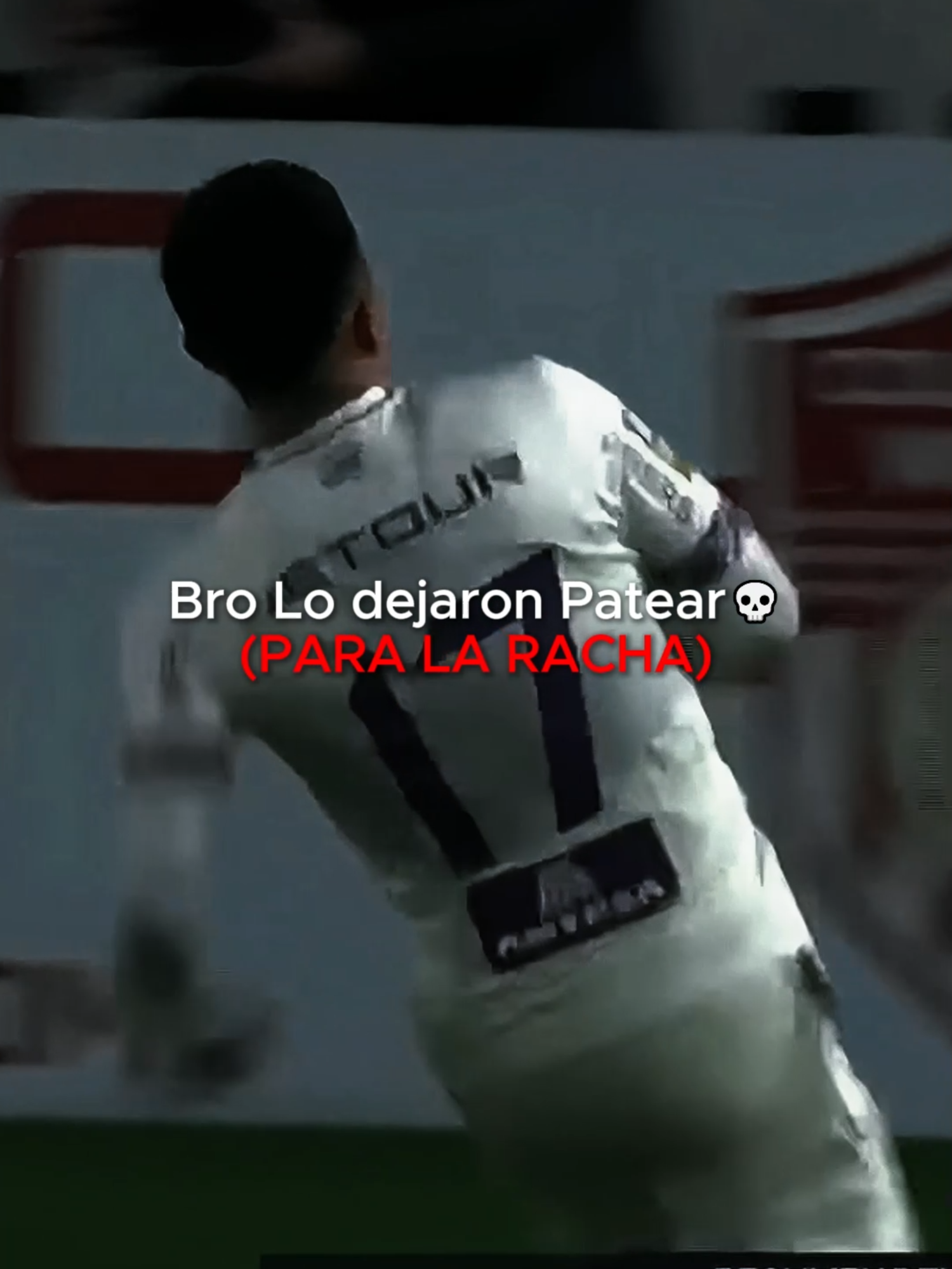 No dejen patear a @jairoconcha17 💀 #universitariodedeportes #ydaleu #futboll #peru #universitario #viralvideos #fyp #liga1max