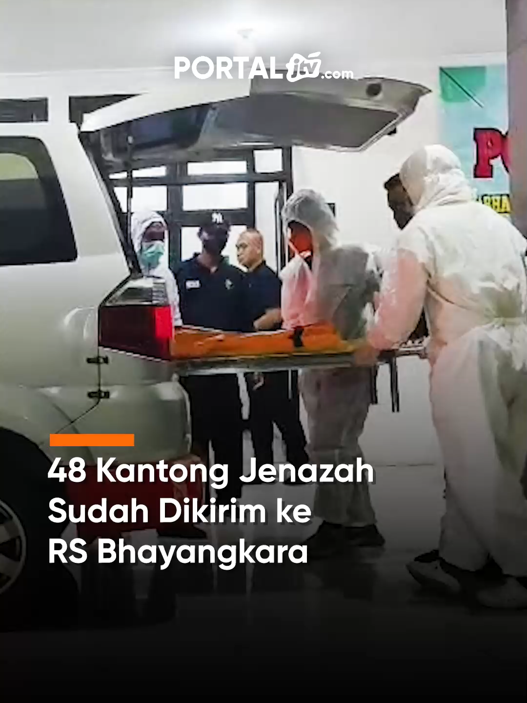 48 Kantong Jenazah Sudah Dikirim ke RS Bhayangkara Hingga Senin (6/10) dini hari, total 48 kantong jenazah korban ambruknya mushola Al Khoziny telah dikirim ke RS Bhayangkara Surabaya. Empat di antaranya berisi potongan tubuh yang masih perlu dicocokkan melalui tes DNA. Tim DVI terus bekerja siang malam untuk memastikan identitas para korban secara akurat. #alkhoziny #ponpessidoarjo #tragedisidoarjo #jtvrek #portaljtvcom