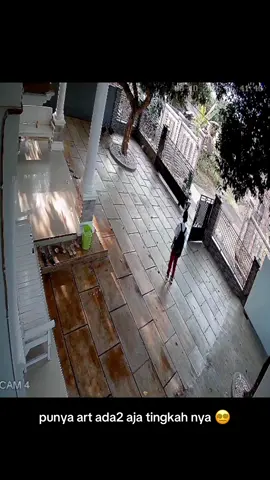 pagi ini seperti biasa art ku nganterin anakku sekolah.  anaku blm naik dia udah ngacirrr duluan, udah diteriakin orang sekampung tetep gak denger pdhl jarak rumah ke sekolah itu kurang lebih 10menit klo jalan padet. sampe sekolah dia juga turun digerbang sekolah tp dia gak tau anaku masih dirumah, ada guru yg notice art ku berhenti di gebang tp anaku gk ada tp dia ttp gak ngeh lgsg puter balik, buat belanja. dan itu anaku masih dirumah 😵‍💫😭😂