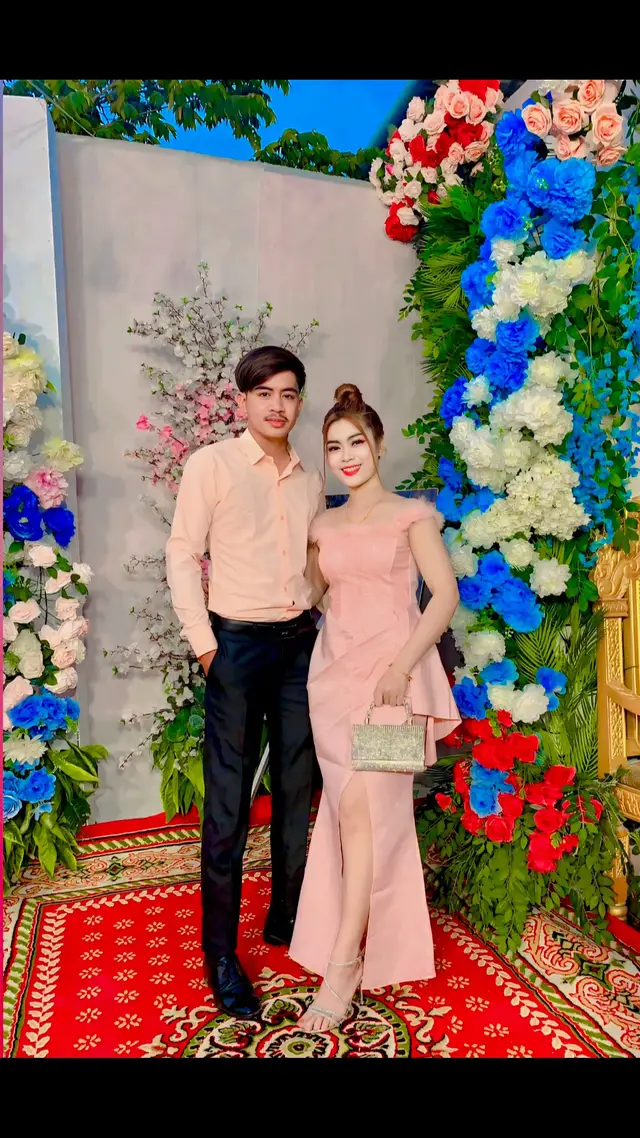 ពាក្យថាប្តីប្រពន្ធ គឺមនុស្សពីរនាក់ត្រូវដើរលើផ្លូវតែមួយជាមួយគ្នាអស់មួយជីវិត ត្រូវស្មោះត្រង់នឹងគ្នា ផ្ដល់តម្លៃឲ្យគ្នាទៅវិញទៅមក ត្រូវរួមទាំងសុខ ទាំង ទុក្ខ ទាំងសើច ទាំងយំ  កុំបោះបង់ចោលគ្នា...👩‍❤️‍💋‍👨❤❤
