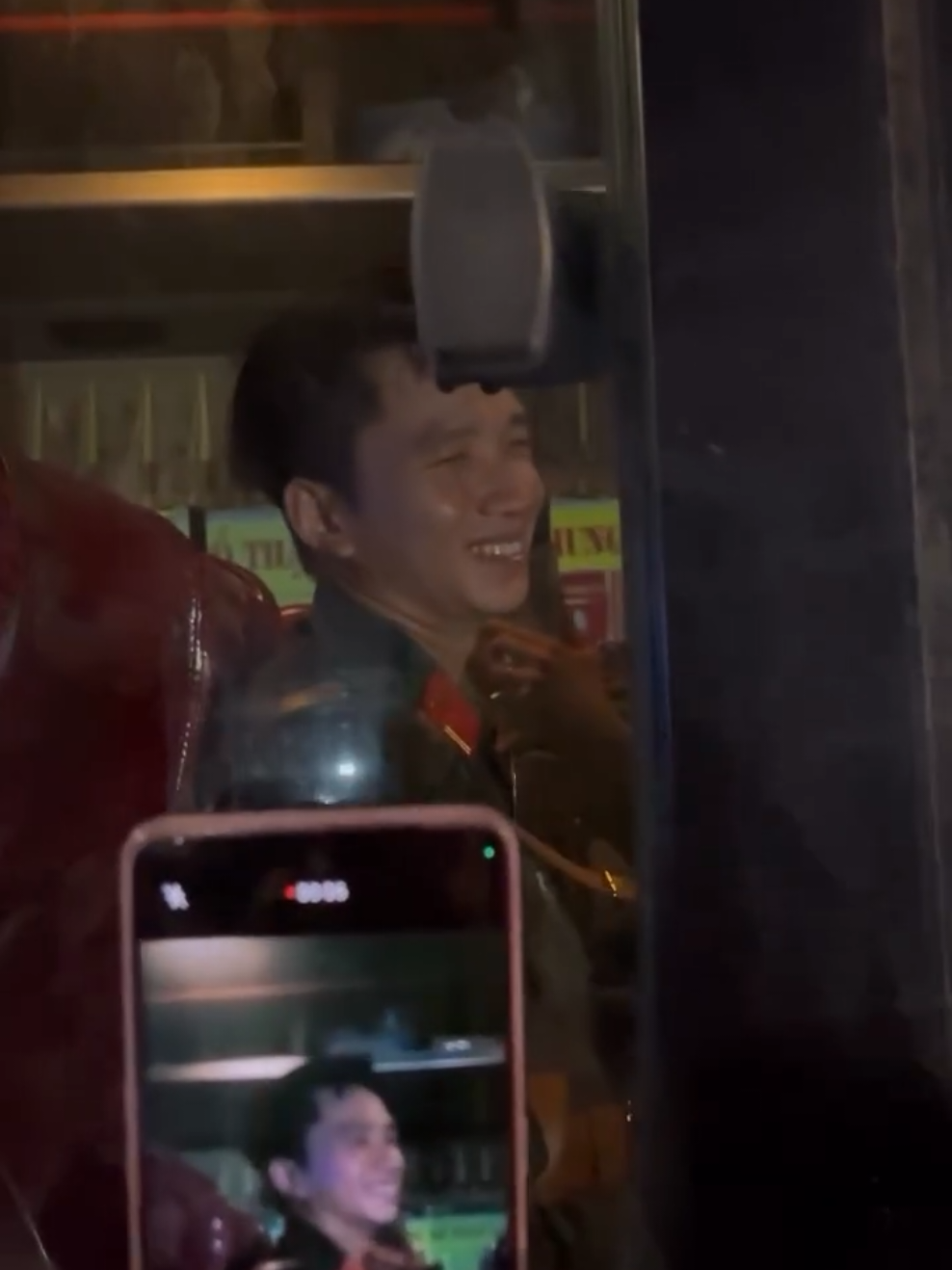 Tui xem hơn nghìn cái video có thấy đẹp trai tí nào đâu mà suộc nào quay cũng thấy mấy bà kêu: Đẹp trai quá! là sao nhỉ?  Lạ lùng ghê. Chắc phải xem vài nghìn lần nữa mới có câu trả lời🤣🤣🤣🤣. Giọng bà nào vào nhận hàng giùm cái😆😆😆 #lehoanghiep 