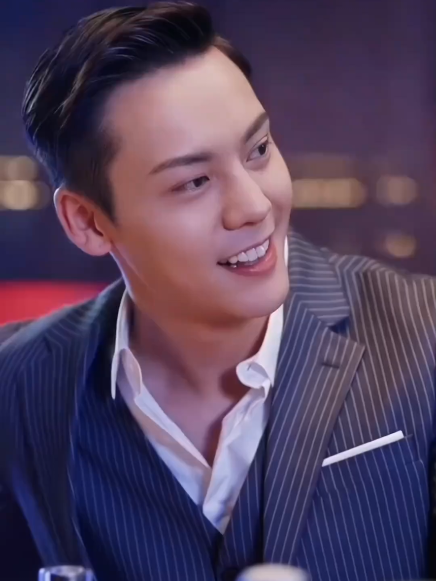 Trần Vỹ Đình (sinh ngày 21 tháng 11 năm 1985) là một nam ca sĩ, vũ công, diễn viên Trung Quốc.  Anh này sinh năm 1985 mà trẻ thật... Đóng phim cứ gọi là cuốn.  #traidepchaua  #tranvydinh  #trầnđìnhvỹ #xuhuong 