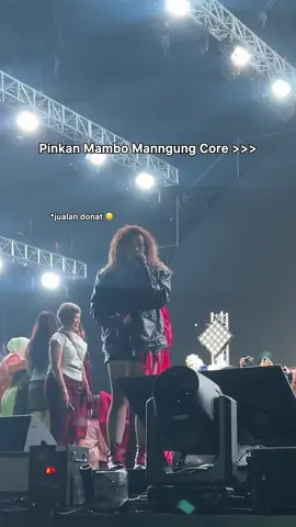 Ada aja kelakuan Pinkan Mambo di Synchronize Fest kemarin😅  - #localfest 