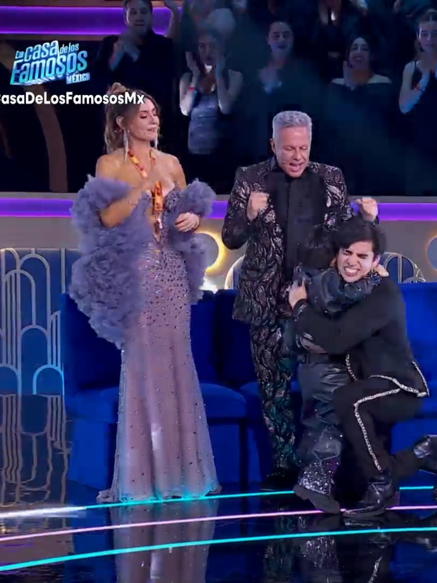 @el_abelito_oficial llega al foro de #LaCasaDeLosFamososMx y así lo recibió el Team Noche.  Si quieres ver el momento COMPLETO, suscríbete ya a @vix y no te pierdas de nada con el 24/7 🔥 #LaCasaDeLosFamososMx, GRAN FINAL, disponible también en #LasEstrellas y #Canal5.