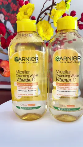 Nước làm sạch và tẩy trang đa năng Garnier Micellar Water Vitamin C 400ml làm sạch sâu và dưỡng sáng da với thành phần Vitamin C & chiết xuất quả Yuzu trong thiên nhiên. Kết hợp Vitamin C có tác dụng dưỡng sáng các vùng da xỉn màu. Kết cấu không nhờn, không bết dính, phù hợp với mọi loại da. Sử dụng công nghệ Micelles (Micellar Technology), phân tử Micelles lấy đi bụi bẩn sâu bên trong lỗ chân lông theo cơ chế hoạt động của nam châm. • HIỆU QUÁ SỨ DỤNG Ngay lập tức, làn da sạch thoáng hoàn hảo, mềm mại và sáng rạng rỡ. Sử dụng thường xuyên giúp lấy đi lớp da chết gây ra da bị xỉn màu.#taytrangquocdan #taytrang #garnier 