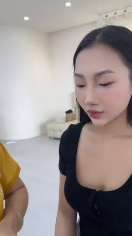 𝑪𝒉𝒖̛𝒂 𝒈𝒊𝒐̉𝒊 𝒏𝒉𝒖̛𝒏𝒈 𝒎𝒐̂̃𝒊 𝒏𝒈𝒂̀𝒚 𝒎𝒐̣̂𝒕 𝒄𝒉𝒖́𝒕 → 𝒔𝒆̃ 𝒄𝒐́ 𝒏𝒈𝒂̀𝒚 𝒎𝒊̀𝒏𝒉 𝒈𝒊𝒐̉𝒊 💪  Ngày đầu tiên của mình. Trộm vía cô giáo khen lớp nền sạch 🥰 #makeupbeforeafter #makeupjourney #mebimbhocmakeup #hanhtrinhhocmakeup #makeupartistjourney