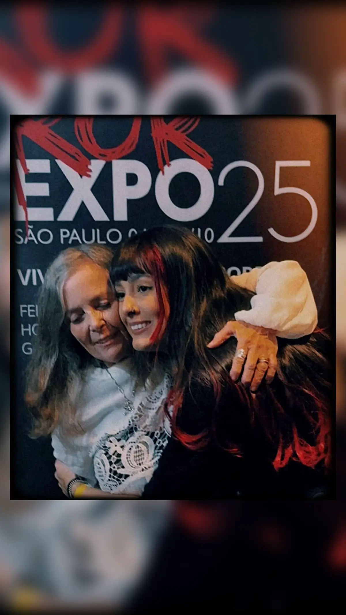Eu e o rosto do próprio demônio de O Exorcista: Eileen Dietz, a icônica Pazuzu. Sim, ela também deu vida à Regan possuída nos momentos mais sombrios do clássico de 1973, o primeiro da saga! 🎬✨ #HorrorExpo #OExorcista #Terror #Pazuzu #Regan @Horror Expo Brasil 