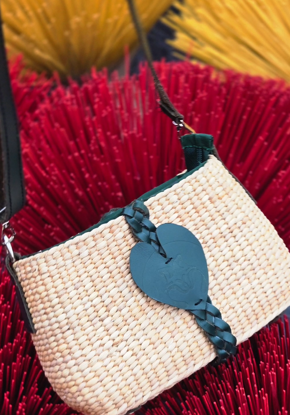 Lovia Bag Túi Lovia là sự kết hợp tinh tế giữa nét thủ công mộc mạc và phong cách hiện đại. Được đan hoàn toàn bằng chất liệu tự nhiên, chiếc túi mang lại cảm giác gần gũi, nhẹ nhàng nhưng không kém phần thanh lịch. Điểm nhấn đặc biệt là mặt charm trái tim da xanh dập nổi, vừa ngọt ngào vừa cá tính, tạo dấu ấn riêng cho người sở hữu. Chất liệu: Lục bình đan thủ công Chi tiết: Charm trái tim da màu xanh dập nổi Dây đeo: Chắc chắn, thoải mái khi mang Phong cách: Tự nhiên – trẻ trung – bền vững Phù hợp cho những buổi dạo phố, café cùng bạn bè hay chuyến đi cuối tuần, chiếc túi này sẽ trở thành “người bạn đồng hành” không thể thiếu của bạn. #HangVietVuonMinh #XaPhuongDuc #KhatVongPhuongDuc #PhuongDucVuonMinh #maytredan 