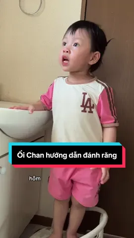 Em bé 2 tuổi rưỡi có 1 năm rưỡi kinh nghiệm đánh răng là đây ạ 😂😂