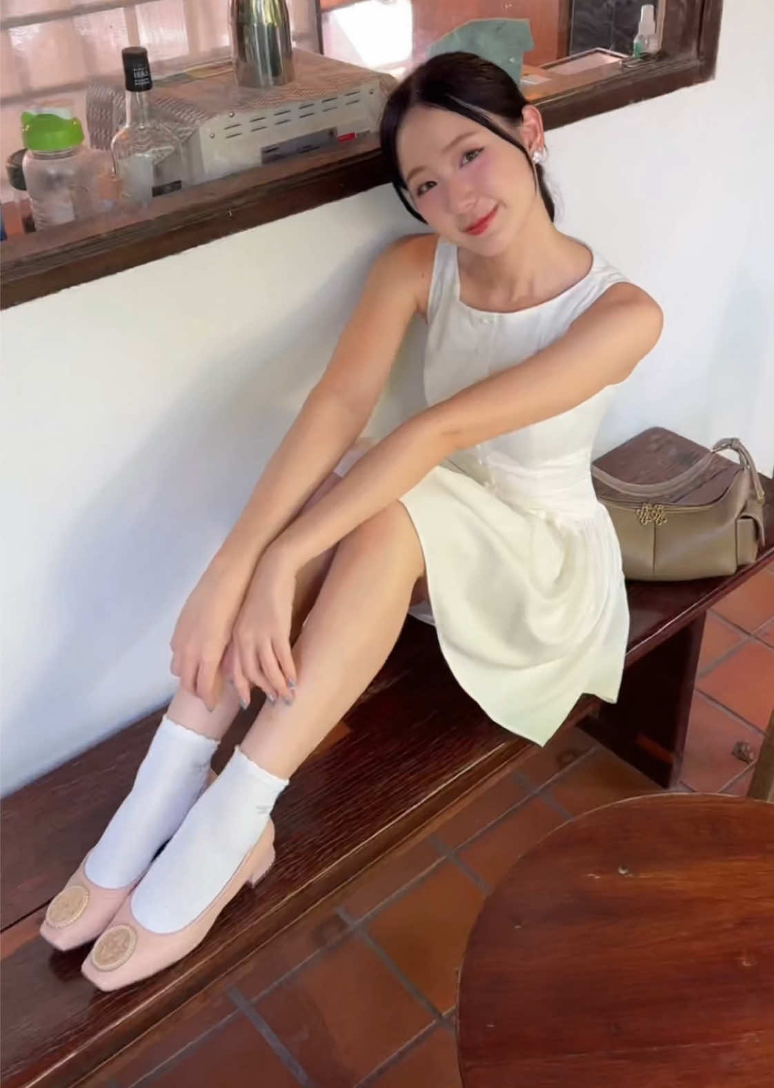 Unboxing the charm 💕 LB AMORE QUEEN MID HEELS 2” K.ใหม่ เลือกสี Nude Pink แมทช์กับชุดเดรสแล้วลงตัวมาก สวยละมุนนสุดๆ 😍 บอกเลยว่าเป็น Must-have ของสายหวาน! ใส่กับลุคไหนก็ปัง เป็น Block Heels 2 นิ้วที่ใส่สบาย เดิน Café Hopping ทั้งวันก็ยังเอาอยู่! ☕✨ Love her style, grab a pair like hers!  #LaBella_Review LB QUEEN AMORE MID HEELS 2