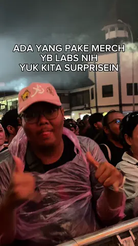 Sebuah keuntungan memakai merch YB Labs ketika A4A Clan sedang perform @SynchronizeFest @YB Labs Studio @YB Labs Studio @bitzar #MARAPTHON #A4ACLAN #A4A 