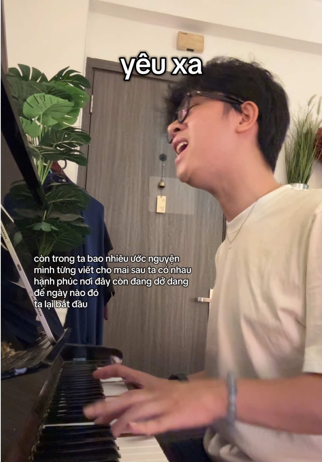 khoảnh cách dít đôi ta trong phút giây hầy