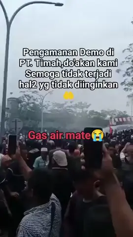 aksi unjuk rasa masyarakat se kepulauan bangka belitung di kantor PT TIMAH Pangkal pinang gas air mata mulai di seprotkan tetap waspada kawan #Bangkabelitung #pangkalpinang