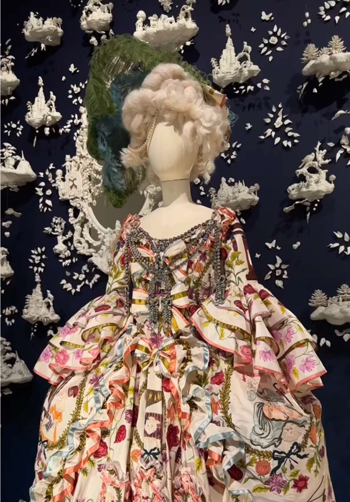 Last full day in London… 🤍  #london #fashion #marieantoinette #cartier #art @Sézane @ChanelOfficial 