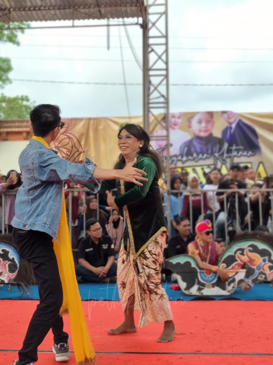 wong yeeen wong yeennn 💃 @inggarwibisana x @langgeng08  #kudhopraneso #kudhopraneso1992 #jathilanjogja #infojathilanjogja #fypage 