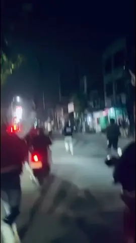 gak ada habisnya aksi tawuran kembali terjadi di wilayah Kota Bekasi, tepatnya di area Stasiun Bekasi.  Bahkan aksi tawuran tersebut tidak jauh dari Polres Metro Bekasi Kota. #kotabekasi #infobekasi #trending #pojokbekasi #kenakalanmasaremaja 