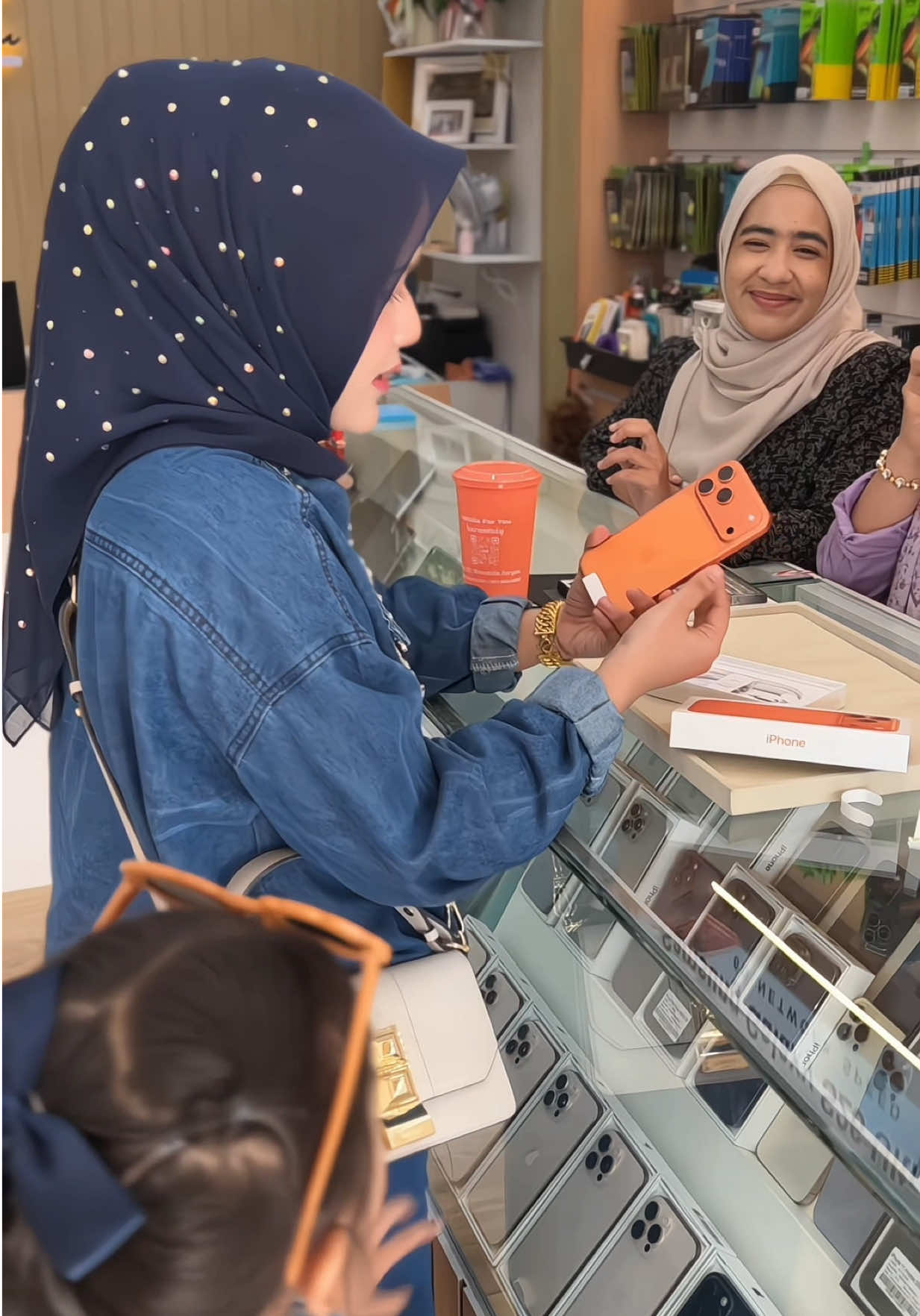 น้องส้ม ถูกใจแม่มาก📱🍊ไม่ต้องจองค่าาา😂 แนะนำร้านนี้มากๆ พนักงานบริการดีสุดๆ🥰🫶🏻  #iphon17promax #ไอโฟน17promax #ไม่ต้องจอง #ร้านโมบายฟอร์ยูนราธิวาส #LiveOutlandish 