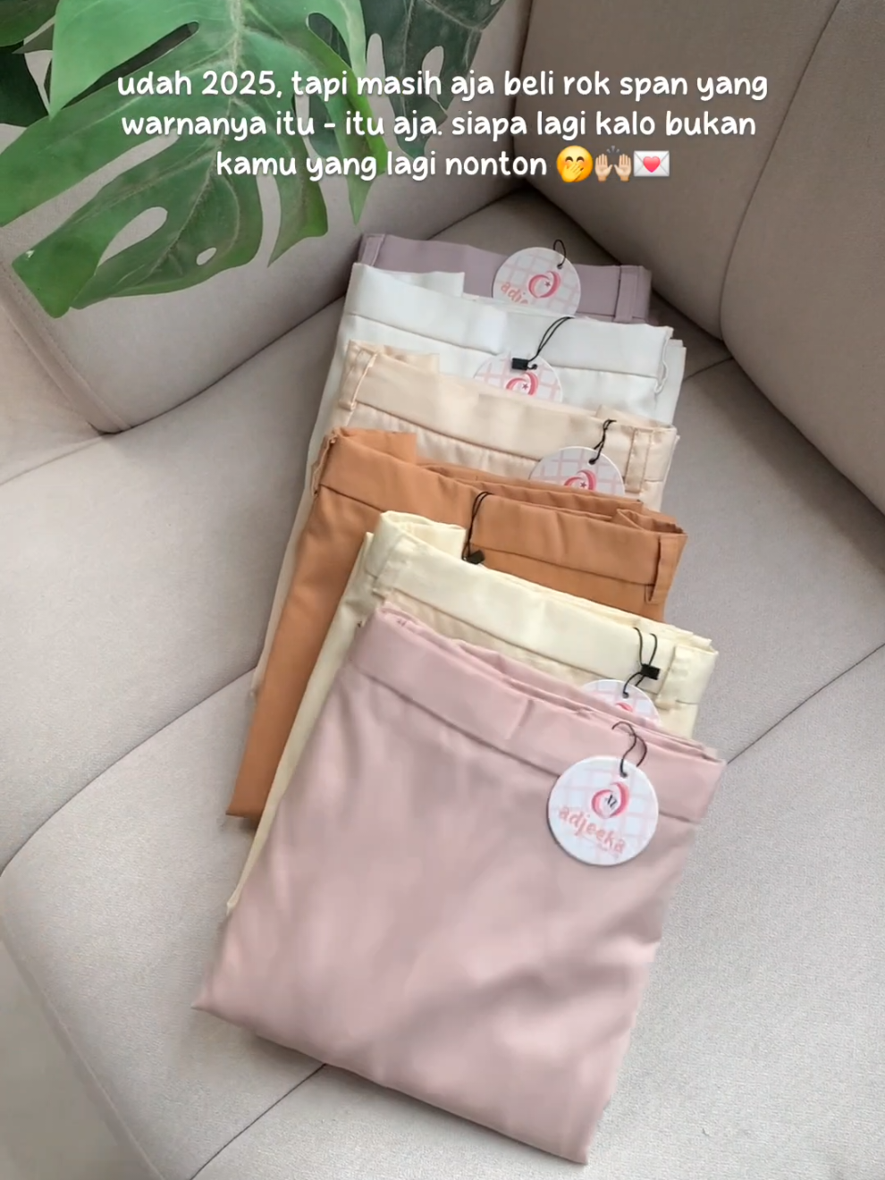 Sekarang rok span warnanya udah segambreng 😭 tapi kamu masih setia di warna itu lagi? yuk cobain yang lain, siapa tau jatuh cinta baru 😝  #rok #rokspan #rokngampus #rokkerja #fyp 