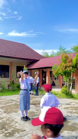 Ada kendala teknis musik lagu Garuda Pancasila tiba2 mati, jd Pk Gani inisiatif aba2 pakai suara sendiri. Untung ada Ibu Kepsek yg nahan, kalau nggak pak Gani lg diomelin 😂🥰🤗😍#upacarabendera #slb #slbhebat #SLBNAdilKatalino #slbcore 