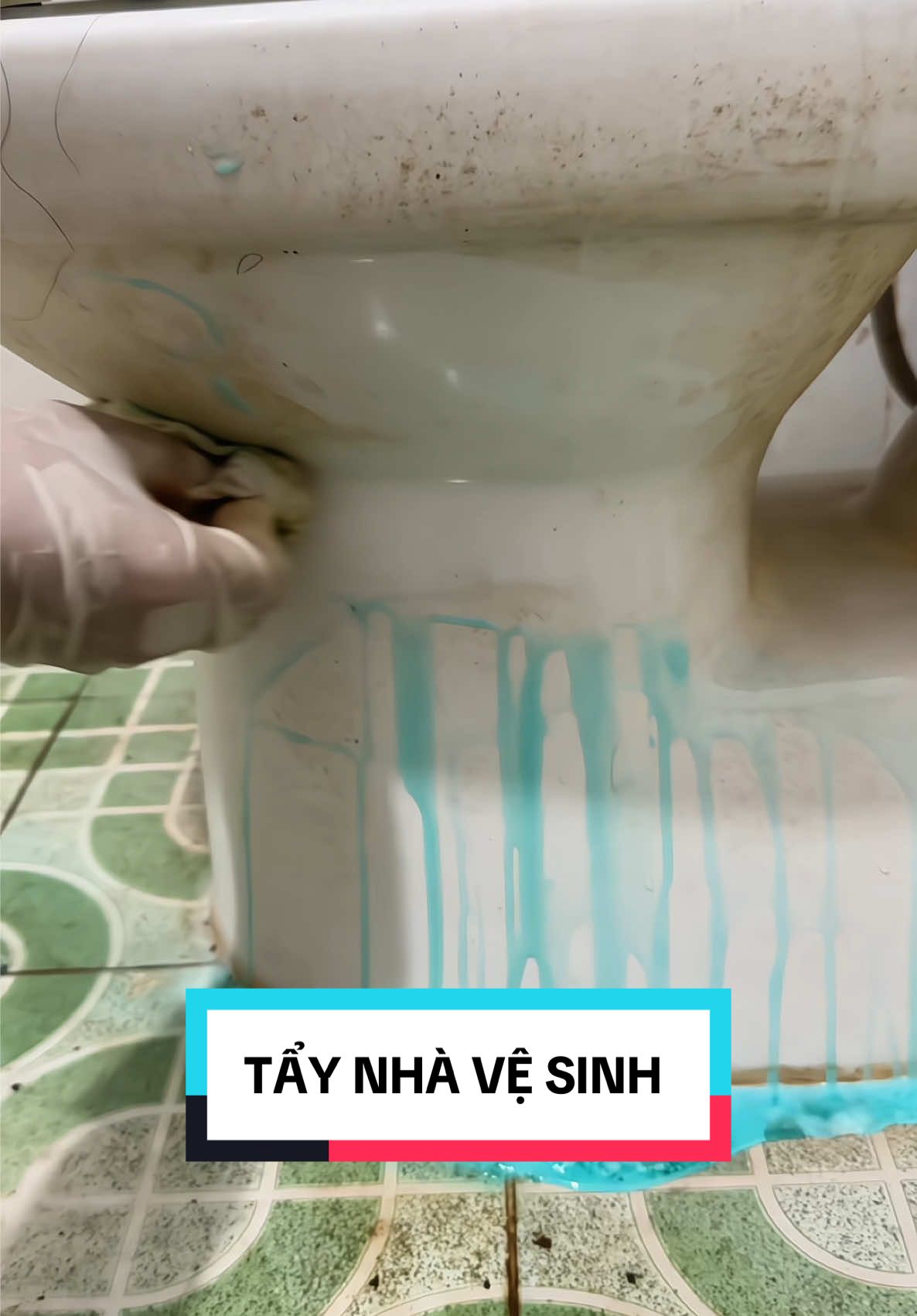 Tẩy bồn cầu FLASH MAN sạch những vết ố vàng cứng đầu, không ảnh hưởng đến men gạch, mùi hương gỗ tự nhiên dễ chịu#tayboncau 