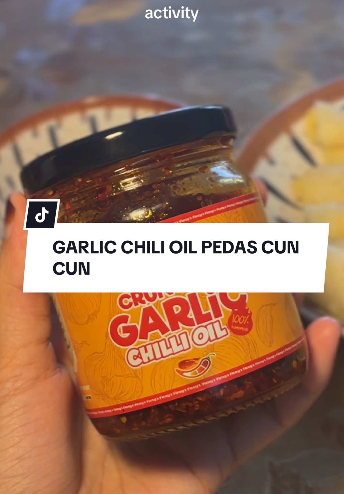 Husband mmg suka ye garlic chili oil yang ni. Sy yg tk makan pedas pon boleh makan chili oil ni, pedas dia cun cun je. Sesuai utk banyak menu makanan. Nak makan dngn nasi pun bolehhh #garlicchilioil #campingmenu #camping 