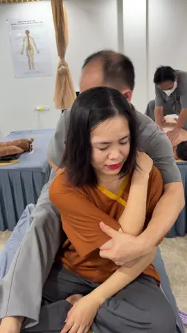 Bẻ Khớp Lưng #chiropractic #chiropractortiktok #yhoccotruyen #daulung #daucovaigay 