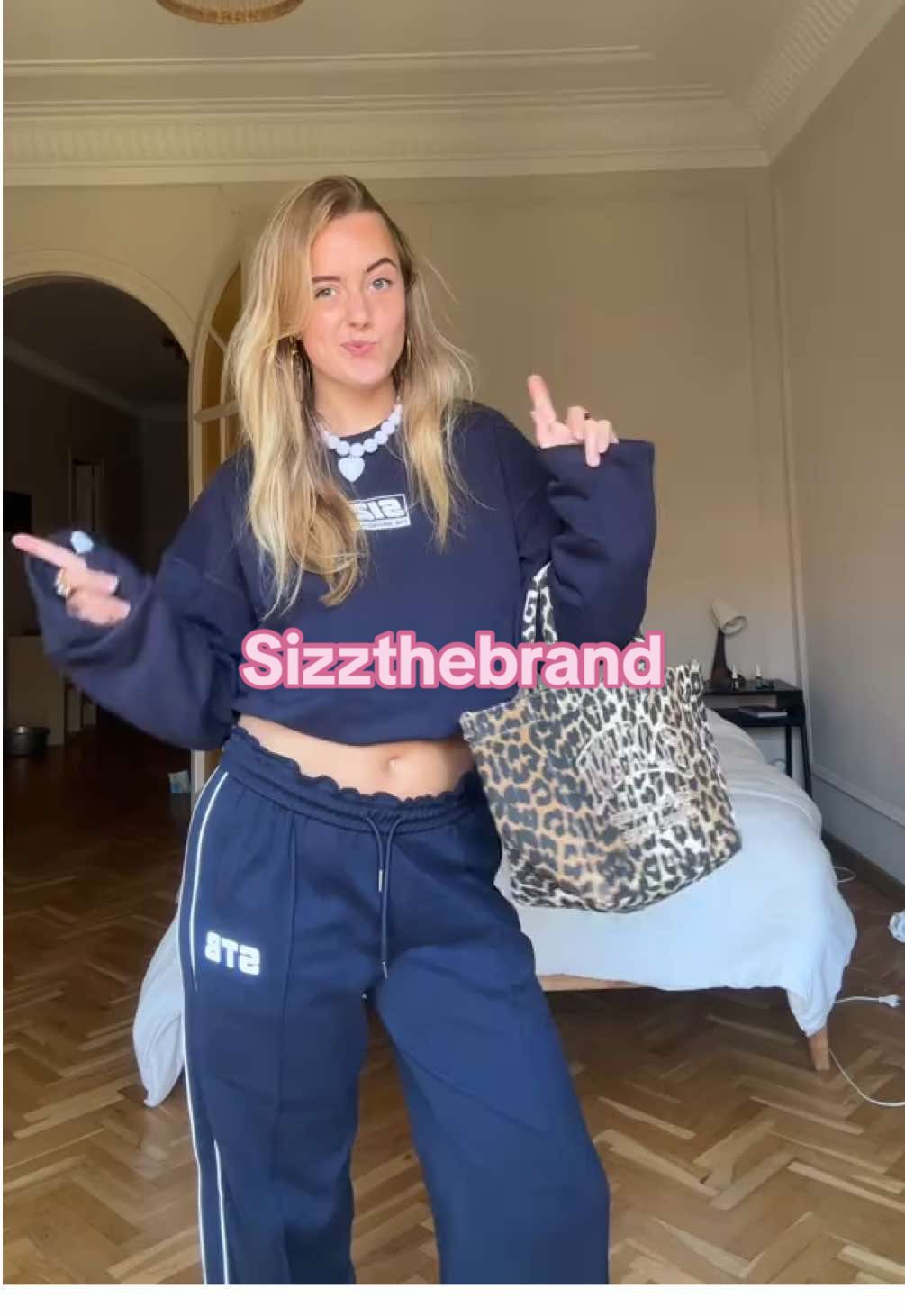 Zo chill deze set! @SIZZ the brand 😋🥐❤️‍🔥💓 #sizzthebrand #unitedbystyle #ganni #gannibag #tracksuit 