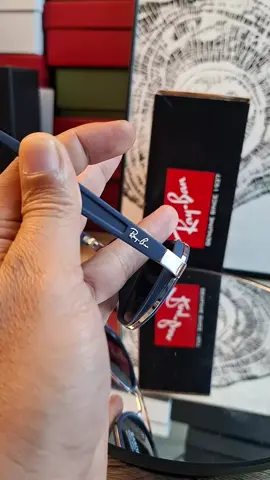 “Mau tampil kece? Coba kacamata branded ini!”