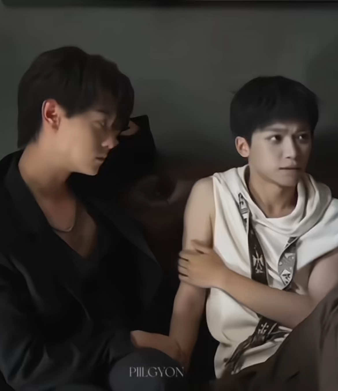 ตาเถียนอย่ามาเนียน เข้าใจว่าผิวเด็กมันน่ามองน่าแตะ อะไรคือคุยไปมือเปิดเสื้อน้อง555555 อยู่ในกองก็ชอบทำตัวเหมือนแอบคบกัน มันแทบไม่เหลือความเป็นพี่น้องแล้ว🙂‍↔️ #ziyu #tianxuning #revengedlove #ศัตรูหัวใจคือแฟนใหม่ผมเอง #tianziyu 