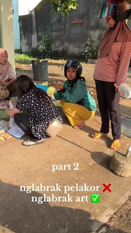 dia emang udah sampai depan gerbang sekolah guys, kyk udah ngedrop anaku dan udah sapa senyum sama guru piket di depan terus puter balik deket sekolah tu ada yg jual sayur klo pagi, dia jajan disana terus aku dateng dia mlongo aja gitu kaget perasaan udah bawa & drop anakku disekolah pdhl anaku sm aku 🤣 gilingan emang!!! ya masa jalan sejauh itu dia gak lihat spion sm sekali dan gak ngbrol jg? parah banget yaAllah dr pagi ngetawain 🤣🤣🤣🤣🤣 ko bisaaa 🤦🏼‍♀️🤣🤣🤣🤣