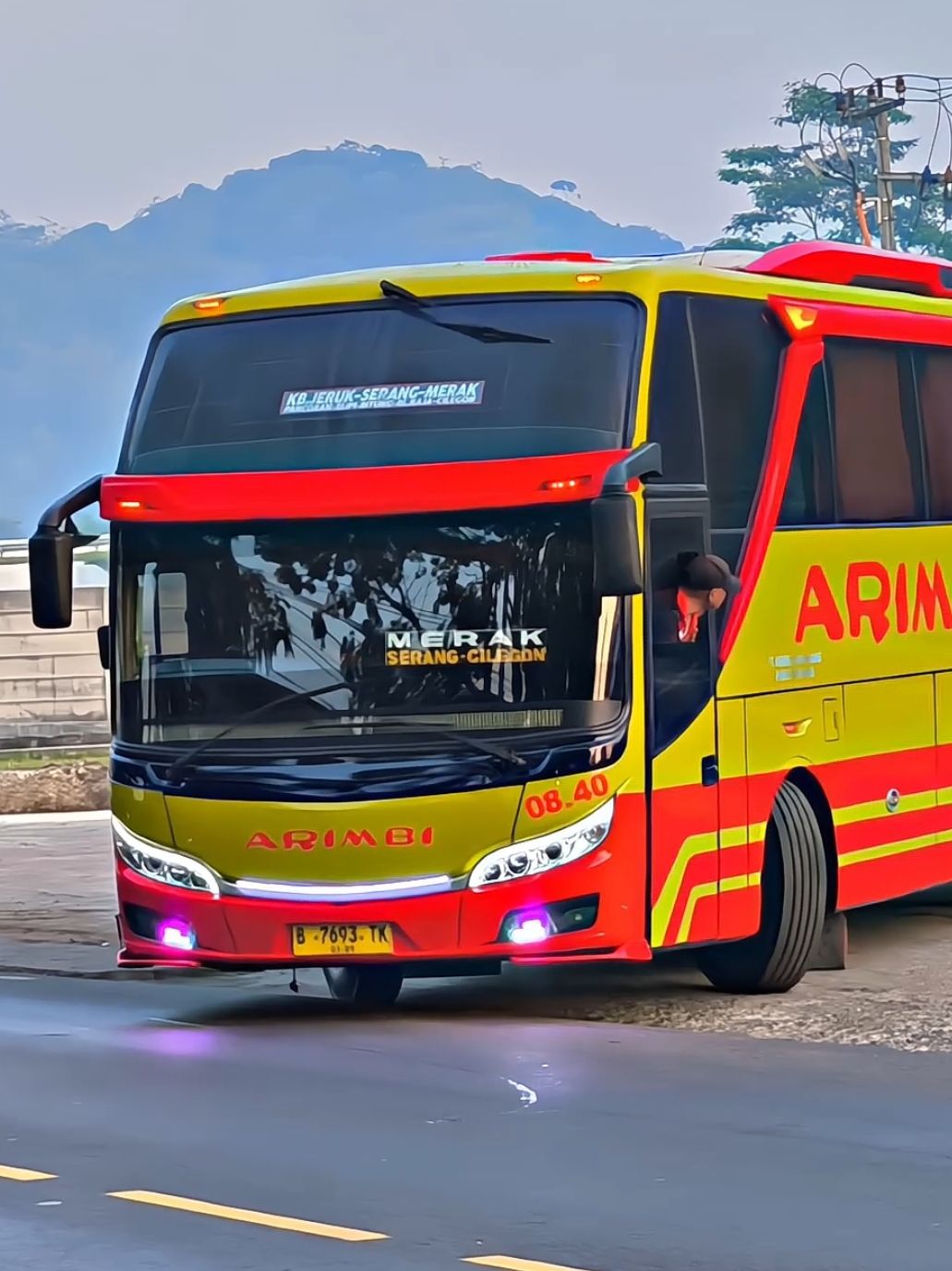 body ganteng tapi sayang banget karoseri nya tutup 😔 #busmaniacomunityindonesia #busmania #arimbi #jetliner 