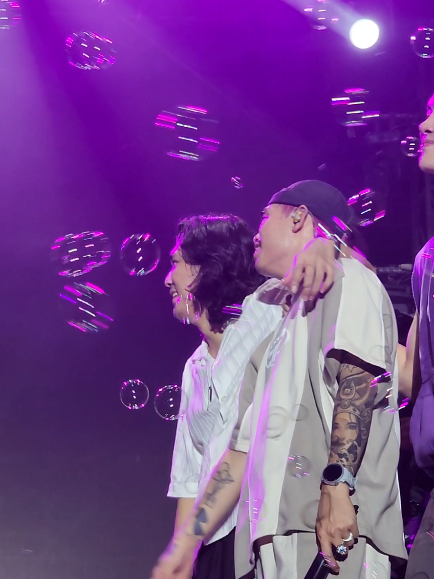 ekspresi semua member A4AClan stelah bravy ngelamar mbak Er di stage Synchronize fest 2025. *salfok lagunya enak bngt ni remix. #bravysonvconk #ybrap #synchronizefest #aloy #aaaclan 