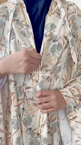 Ada yang bilang ketenangan itu warna sage 🌱 Mukena 2in1 Aliya, motif dedaunan & bunga yang nyatuin keanggunan sama kesederhanaan 🕊️. #DaLuxeID #mukena #mukenapremium #Aliyaseries #mukena2in1 #creatorsearchinsights2025 #creatorsearchinsight #fyp #foryourpage #islam #islamic #recomendation #2in1 