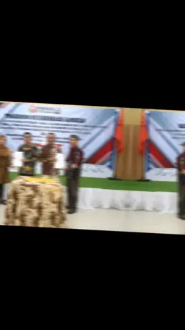 Langkah bersejarah dilakukan Pemkab Probolinggo! Untuk pertama kalinya di Jawa Timur, pemerintah daerah ini menghibahkan tanah dan gedung kantor kepada Bawaslu Kabupaten Probolinggo. Penandatanganan NPHD dilakukan oleh Sekda Ugas Irwanto dan Kepala Sekretariat Bawaslu Jatim Yusuf, disaksikan Forkopimda dan perwakilan parpol. “Ini bukan sekadar hibah, tapi komitmen moral memperkuat demokrasi,” tegas Ugas. Bawaslu Jatim menyebut langkah ini jadi yang pertama dan satu-satunya di Jawa Timur!  Selengkapnya : https://www.lensa-update.com/2025/10/pemkab-probolinggo-jadi-yang-pertama-di.html #BawasluProbolinggo #PemkabProbolinggo #ProbolinggoSAE #DemokrasiBerintegritas