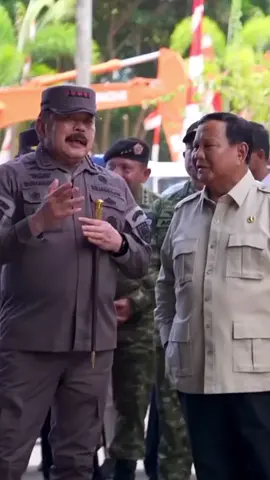 Kerugian Rp 300 Triliun Dihentikan! 🛑 Pemerintah, melalui Kejaksaan Agung, berhasil menyita enam smelter timah ilegal senilai Rp 6-7 triliun yang kini diserahkan kepada PT Timah Tbk. Momen penyerahan aset rampasan negara ini disaksikan langsung oleh Presiden Prabowo Subianto, didampingi oleh Jaksa Agung ST Burhanuddin, Menteri Investasi Rosan Roeslani, Menteri ESDM Bahlil Lahadalia, Kapolri Listyo Sigit Prabowo, Panglima TNI Agus Subiyanto, dan sejumlah pejabat tinggi lainnya. Aset-aset bernilai triliunan ini—termasuk barang tambang berharga seperti tanah jarang—kini kembali ke tangan negara untuk dikelola secara sah. Ini adalah bukti nyata komitmen serius pemerintah dalam menindak tegas pelaku pelanggaran hukum tambang dan korupsi yang selama ini menggerogoti kekayaan alam Bangka Belitung. #BerantasKorupsi #prabowosubianto #prabowopresiden2024  #prabowogemoy  #kejaksaanagung 