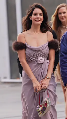 #LanaDelRey bei der gestrigen#Valentino Show in Paris.💕 @honeymoon  #PFW #parisfashionweek 