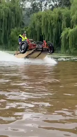 Mưa bão cứ có em này thì yên tâm