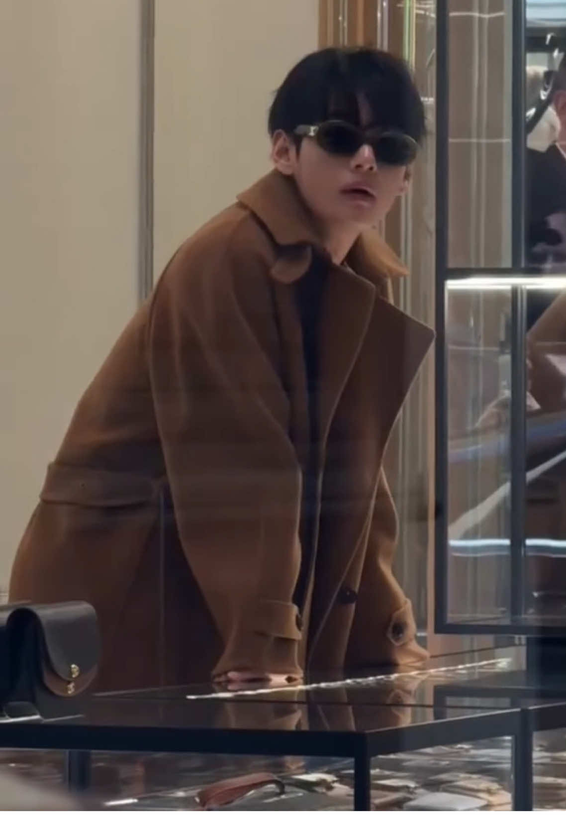 Kim tổng shopping không cần nhìn giá, đổi outfit tại store luôn 😎 V FOR PARIS FASHION WEEK CELINE AMBASSADOR TAEHYUNG #VxCELINEPFW #CELINESUMMER2026 #TAEHYUNGxCELINE #PFW @celineofficial    