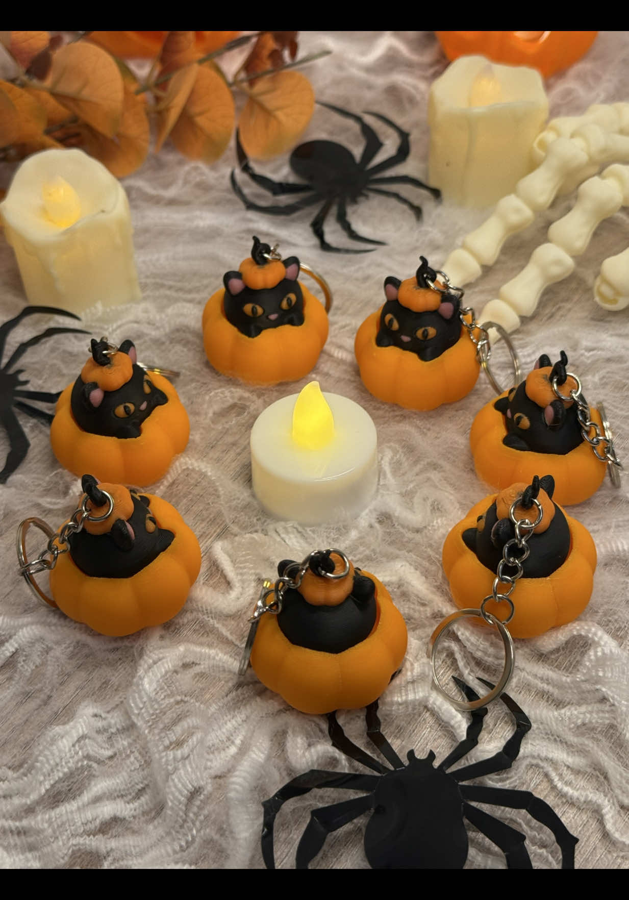 🎃 Мяу! Хто це визирає з гарбуза? Це наші хеловінські котики — маленькі, пухнасті й трошки чарівні 🐾 Ідеальні для декору вечірки, подарунка або просто щоб додати трохи магії до ключів ✨ Готуйтеся до свята разом із ними — бо Хеловін без гарбуза і котика не рахується! 👻 🕸️ Виготовлення під замовлення — 2–4 дні 🕷️ За наявності відправляємо за 1–3 дні 📦 Доставка по всій Україні Створюй свою атмосферу Хеловіну разом із нашими гарбузиками 🎃✨ #halloweenlook #київ #хеловін #3д #кіт 