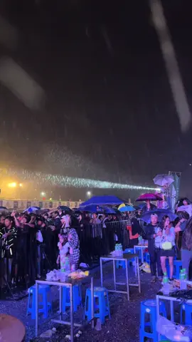 မိုးရွာလဲရှယ်ကဲတဲ့သူတွေ ☔️🖤@ROSELLE LI #Jfire #taunggyi #musicfestival #tittokmyanmar #foryoupage #foryou #fypシ゚ #fyppppppppppppppppppppppp 